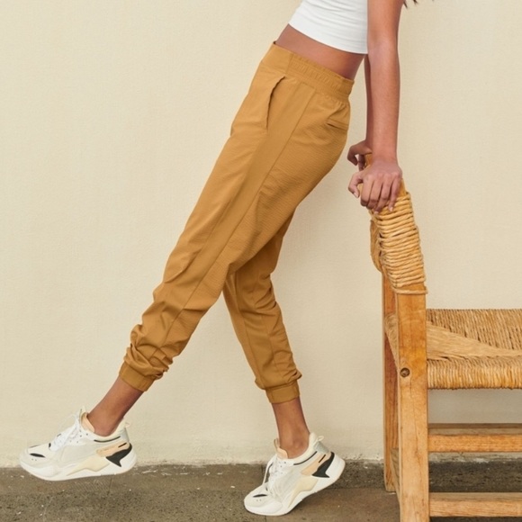😍Athleta Textured Brooklyn Mustard Yellow Jogger😍 - Picture 1 of 13